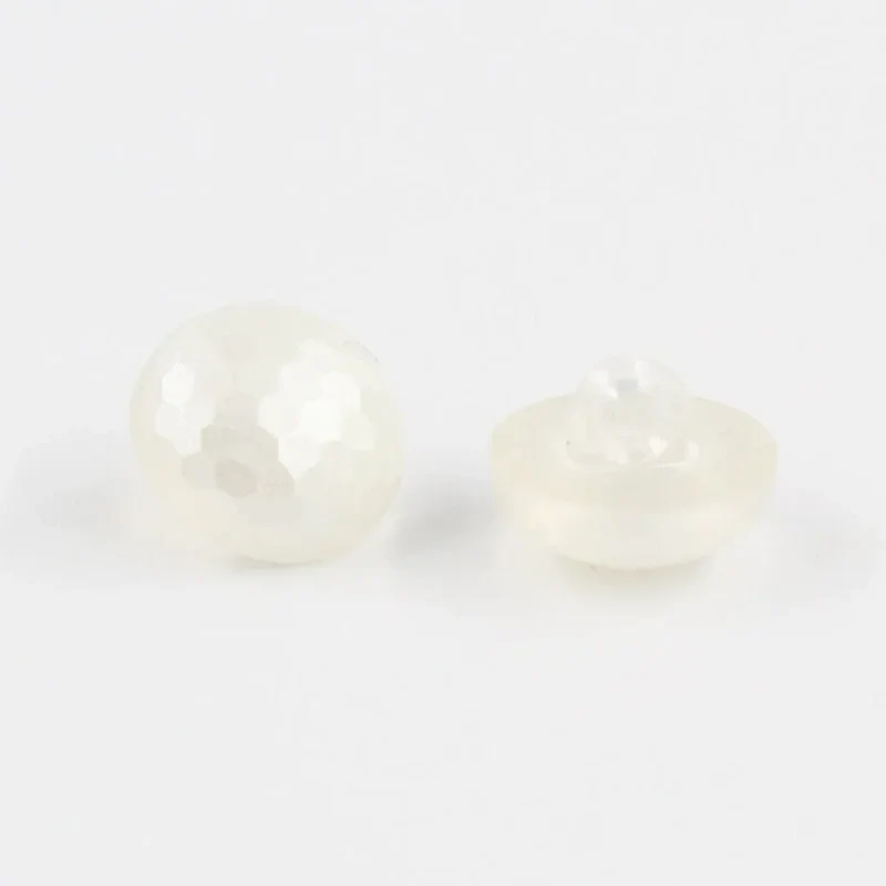 Facettierter Knopf in Perlenoptik
