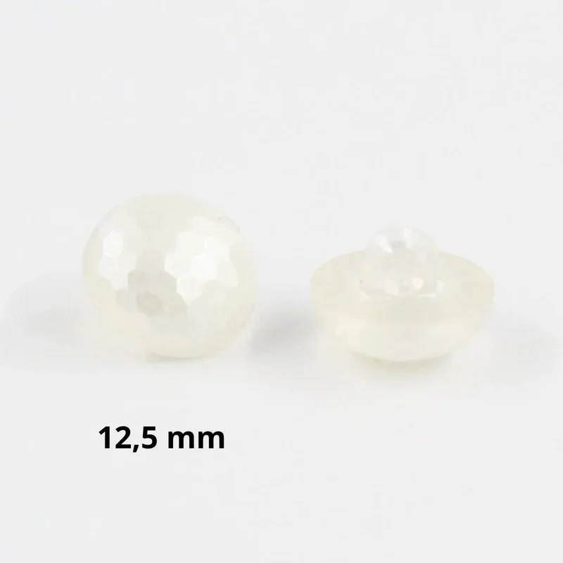 Facettierter Knopf in Perlenoptik
