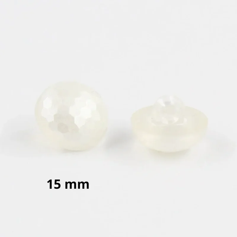 Facettierter Knopf in Perlenoptik