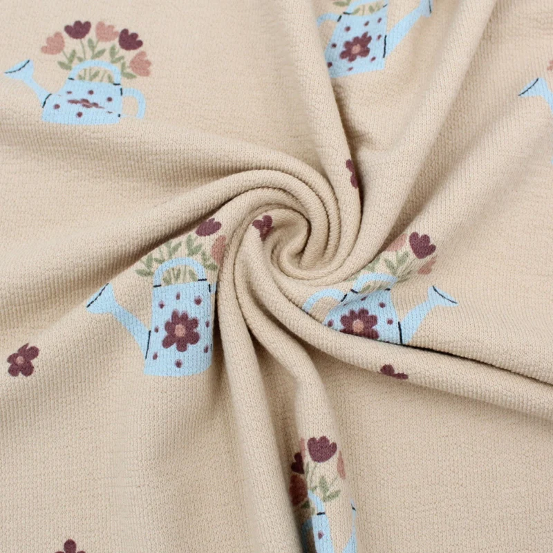 Terry Krepp Stoff Gießkanne mit Blumen