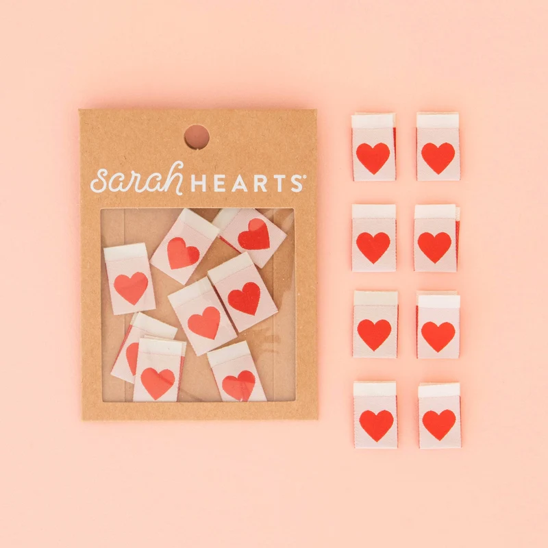 Webetiketten mit rotem Herz – gewebte Labels von Sarah Hearts