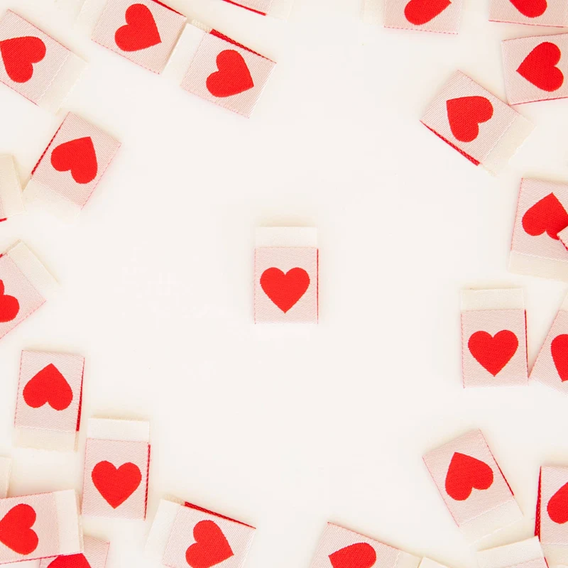 Webetiketten mit rotem Herz – gewebte Labels von Sarah Hearts