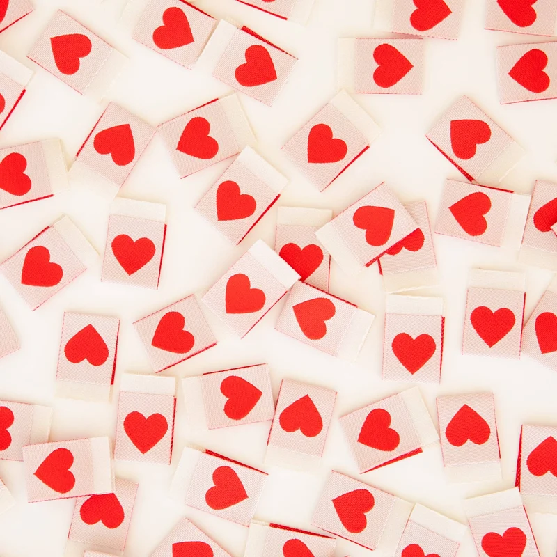Webetiketten mit rotem Herz – gewebte Labels von Sarah Hearts