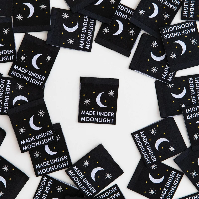 „Made Under Moonlight“ – gewebte Etiketten von Sarah Hearts