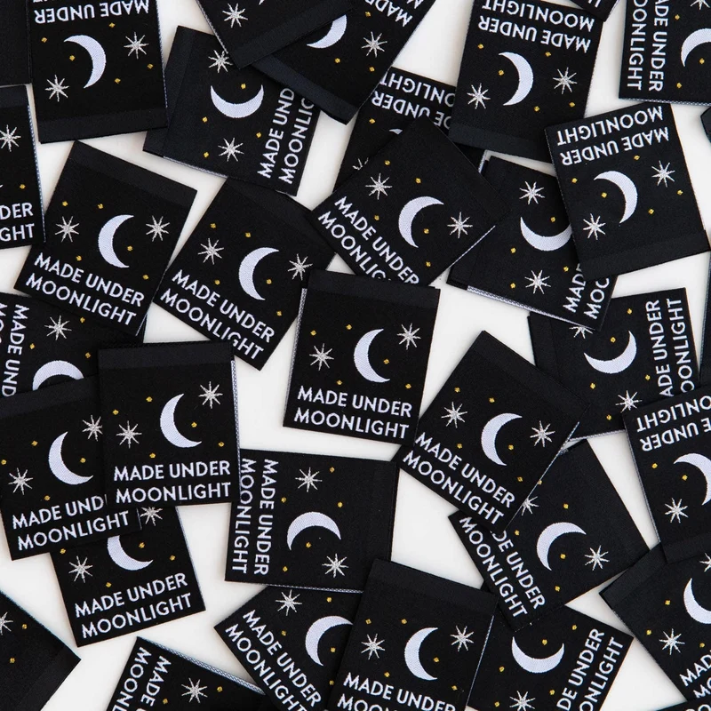 „Made Under Moonlight“ – gewebte Etiketten von Sarah Hearts