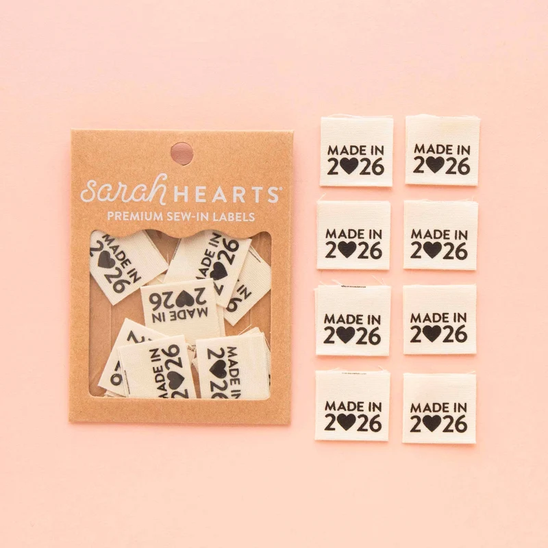 „Made in 2026“ Mittelfalz-Etiketten aus Bio-Baumwolle – von Sarah Hearts