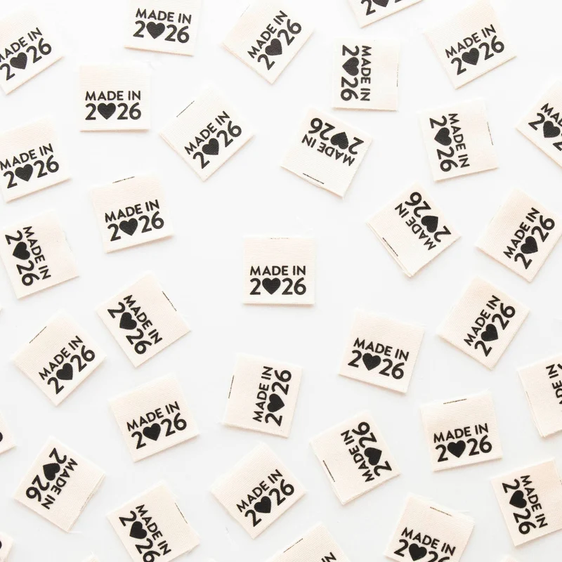 „Made in 2026“ Mittelfalz-Etiketten aus Bio-Baumwolle – von Sarah Hearts