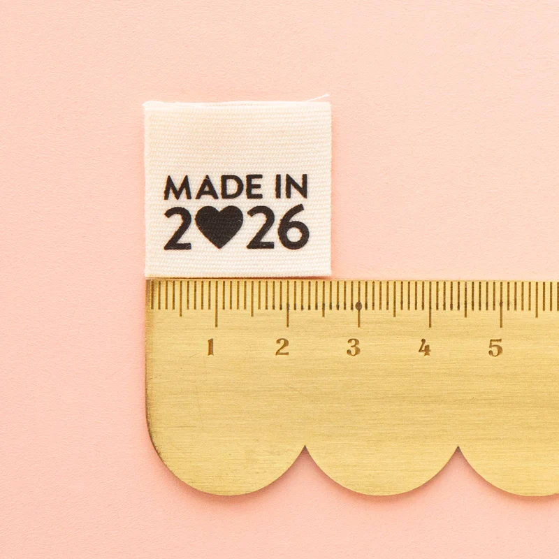 „Made in 2026“ Mittelfalz-Etiketten aus Bio-Baumwolle – von Sarah Hearts