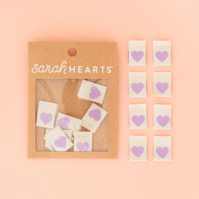 Webetiketten mit lila Herz – gewebte Labels von Sarah Hearts