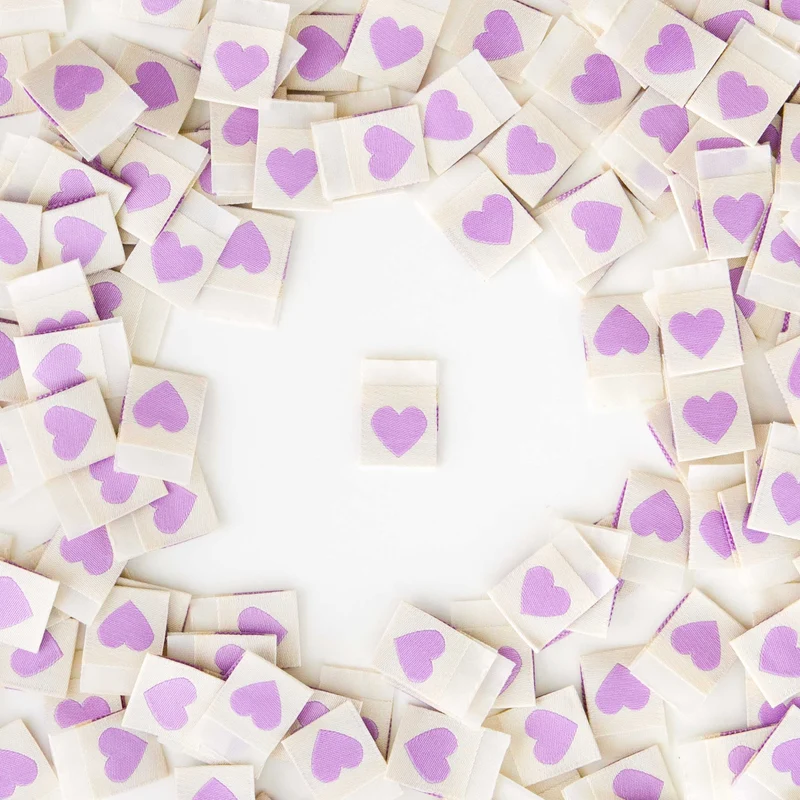 Webetiketten mit lila Herz – gewebte Labels von Sarah Hearts