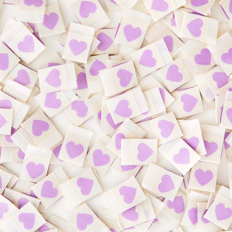 Webetiketten mit lila Herz – gewebte Labels von Sarah Hearts