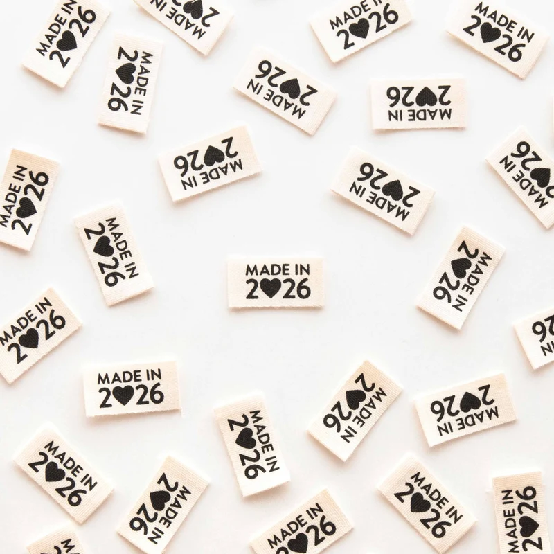 Made in 2026 – Endfaltenetiketten aus Bio-Baumwolle von Sarah Hearts