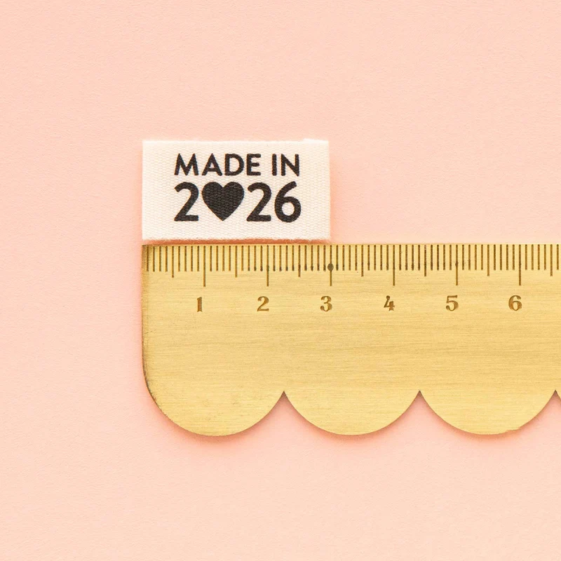 Made in 2026 – Endfaltenetiketten aus Bio-Baumwolle von Sarah Hearts