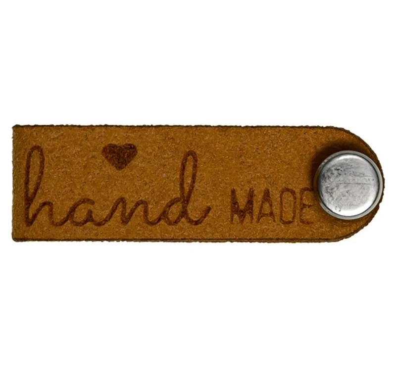 Knick-Label mit Schraube aus Lederimitat Handmade cognac