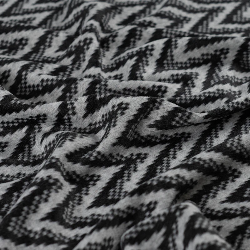Angerauter Jacquard-Strickstoff Chevron – Schwarz
