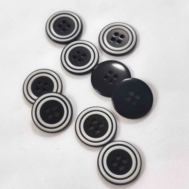 Polyester Knopf 4-Loch 18 mm mit weißem Rand